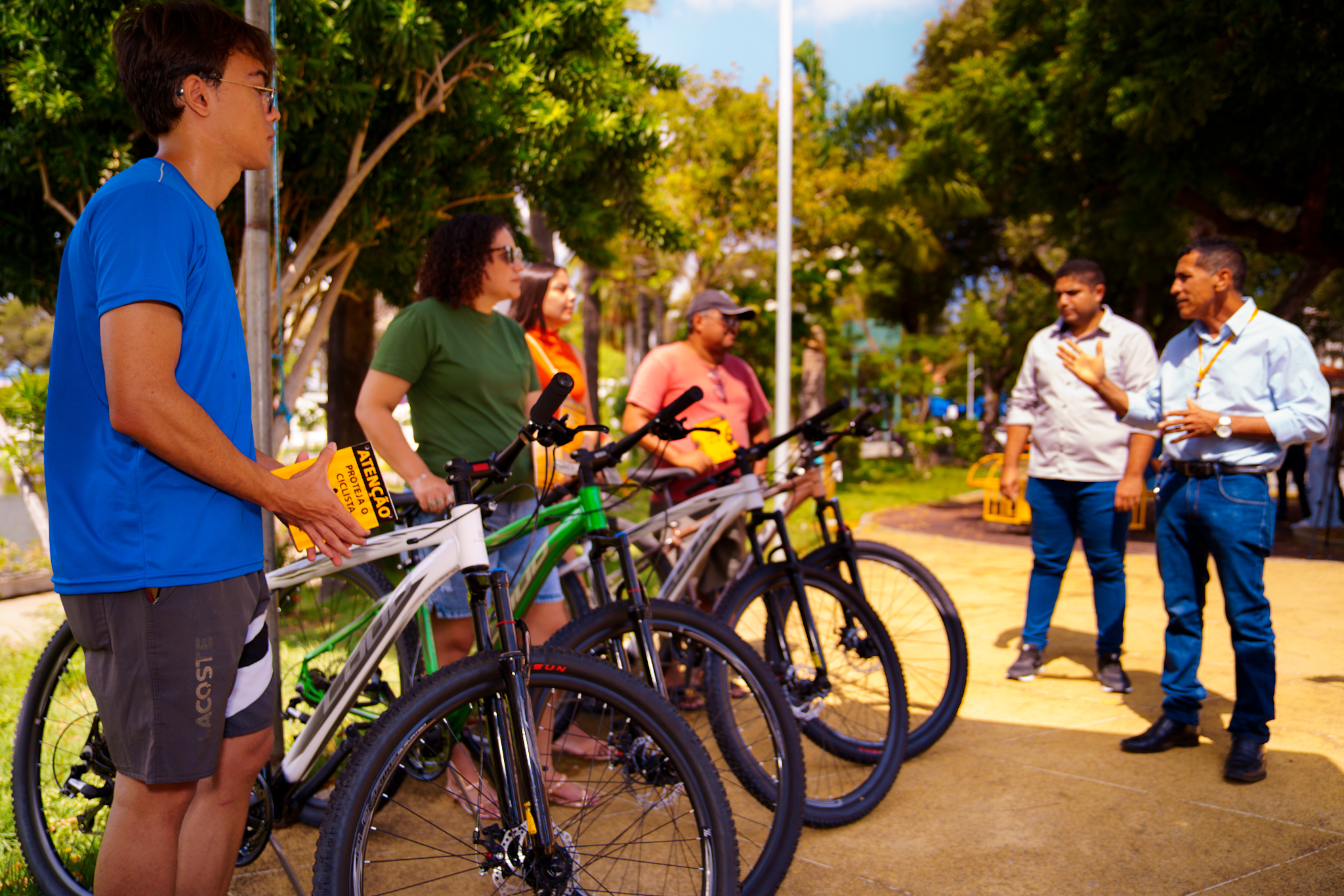 pessoas com bicicletas